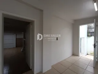 Vista interna de um corredor de imóvel em Lajeado, Brasil.