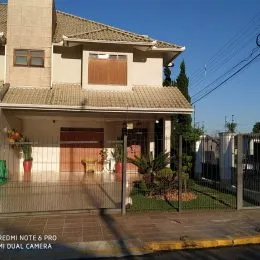 Foto da fachada de uma residência em Lajeado, Brasil, com cerca frontal.