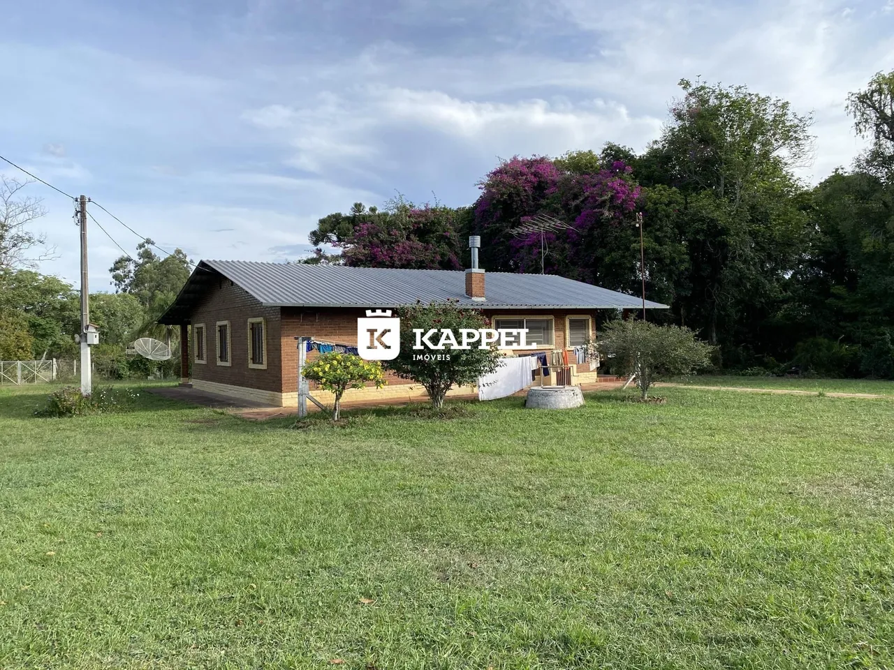 Fachada de uma casa de tijolos com gramado em Lajeado, Brasil.