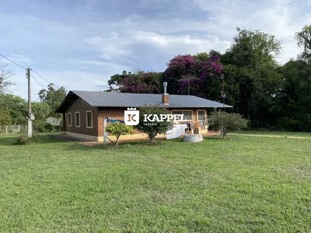 Fachada de uma casa de tijolos com gramado em Lajeado, Brasil.