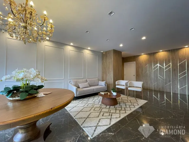 Sala de estar com decoração elegante e piso de mármore polido.