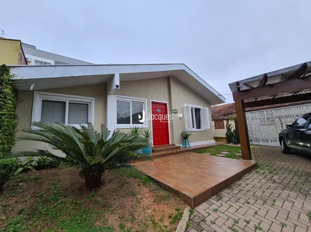 Fachada de uma residência em Lajeado, Brasil, com deck de madeira na frente.