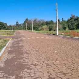 Vista de uma estrada de terra pavimentada em uma área externa.