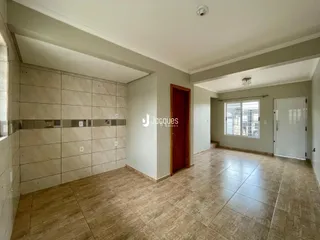 Ambiente interno com piso de cerâmica e paredes revestidas.