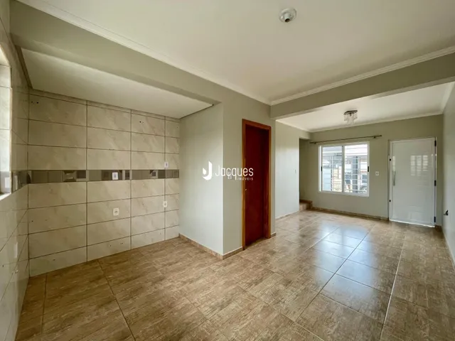 Ambiente interno com piso de cerâmica e paredes revestidas.