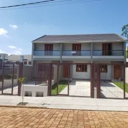 Foto da fachada de um imóvel residencial de dois andares em Lajeado, Brasil.