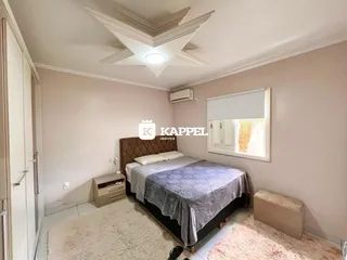 Quarto com cama e janela em um imóvel residencial.