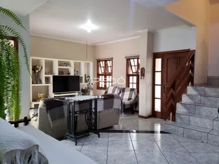 Sala de estar com piso de cerâmica e detalhes em madeira.