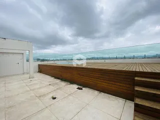 Vista de uma área externa com piso de concreto e divisória de madeira em Lajeado.