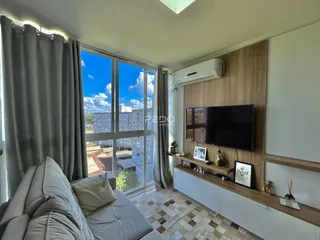 Sala de estar com grande janela e vista para a paisagem urbana.