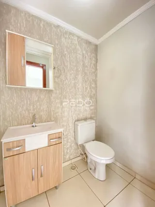 Foto de um banheiro com pia e vaso sanitário em um imóvel.