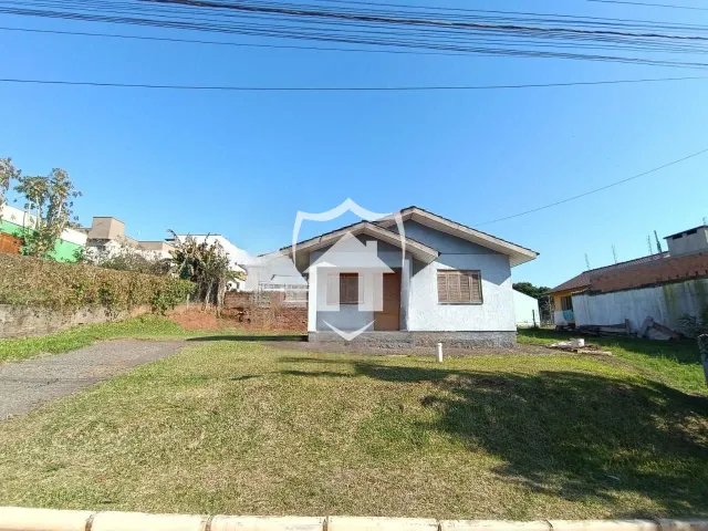 Vista da fachada de uma casa em Lajeado, Brasil, com jardim gramado na frente.