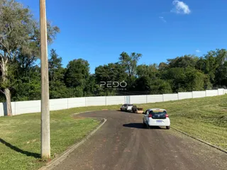 Vista da propriedade em Lajeado, Brasil, mostrando uma estrada de acesso e área gramada.