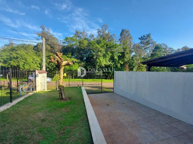 O jardim e a área externa da propriedade são visíveis.