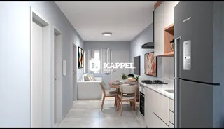 Uma foto de um corredor interno com paredes brancas e piso claro.