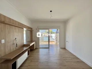 Ambiente interno com piso de madeira e armários embutidos.