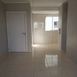 Hall de entrada com paredes claras e piso de cerâmica.