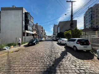 Vista da fachada de uma rua pavimentada com paralelepípedos em Lajeado.