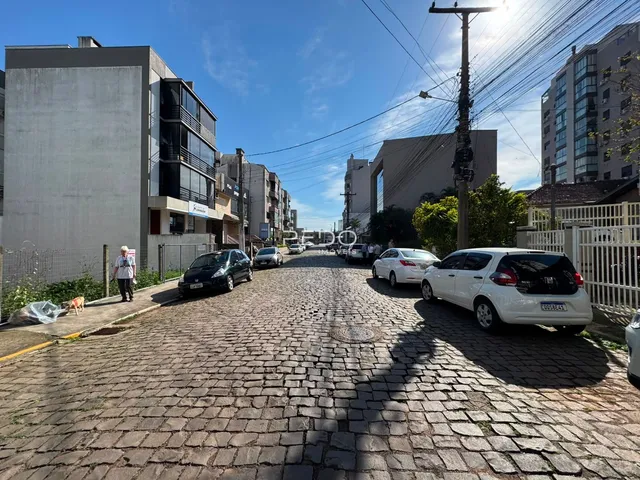 Vista da fachada de uma rua pavimentada com paralelepípedos em Lajeado.