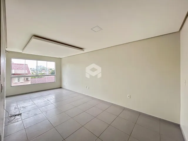 Foto de um cômodo interno com piso de cerâmica e janela.