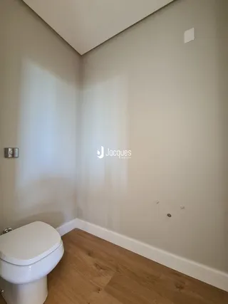 Banheiro com vaso sanitário.