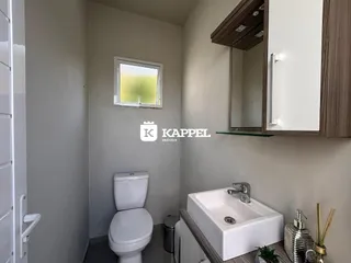 Foto de um banheiro interno mostrando um vaso sanitário e uma pia.