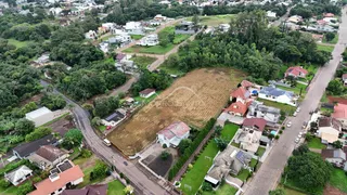 Vista aérea de um terreno com vegetação e casas em Lajeado, Brasil.