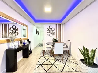 Ambiente interno de uma sala de jantar com decoração moderna.