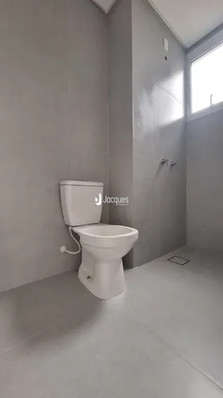 Foto de um banheiro em um imóvel no Brasil.