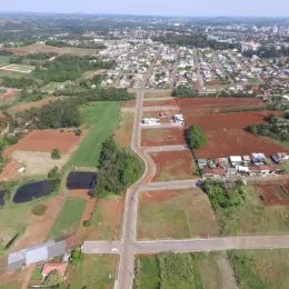 Vista aérea de uma área rural com campos e estradas em Lajeado, Brasil.