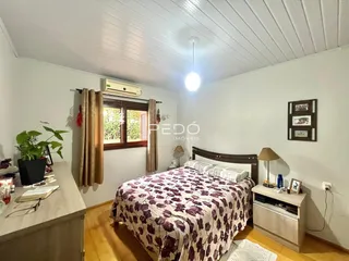 Quarto com cama e janela em um imóvel no Brasil.
