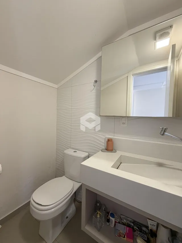 Foto de um banheiro moderno com azulejos brancos e bancada branca.