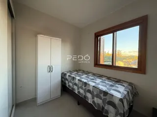 Quarto com cama e guarda-roupa em um imóvel no Brasil.