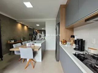 Foto de uma cozinha e sala de jantar em um imóvel.
