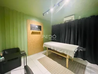 Quarto com paredes verdes e piso branco.