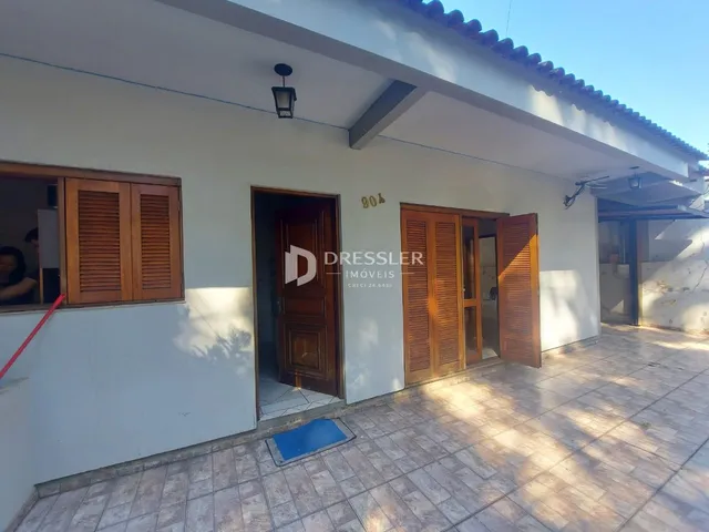 A fachada de uma casa em Lajeado, Brasil, com porta de madeira.