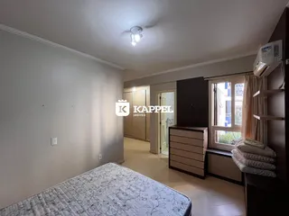 Foto de um quarto com cama e janela em um imóvel.