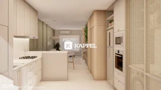 Esta é uma cozinha moderna com armários claros e bancadas brancas.