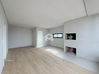 Sala de estar com piso de madeira clara e paredes brancas.