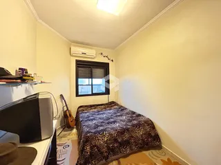 Foto de um quarto com cama e janela em um imóvel.