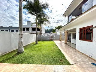 Vista da fachada de uma residência com jardim e muro em Lajeado, Brasil.