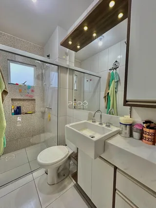 Foto de um banheiro moderno com revestimento branco e box de vidro.
