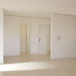 Foto de um corredor interno de uma residência.