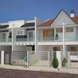 Fachada de uma casa branca com telhado de telha em Lajeado, Brasil.