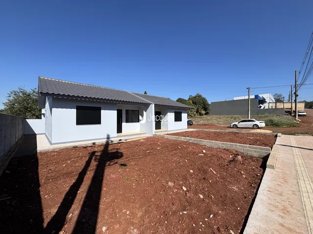 Fachada de uma casa em terreno baldio no Lajeado, Brasil.
