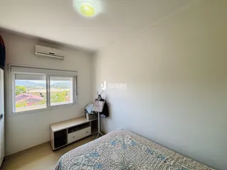 Quarto com janela de vista para a paisagem