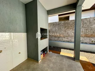 Vista de um canto de construção com paredes de concreto e revestimento cerâmico em Lajeado.