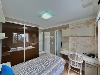 Quarto com armário e cama em um imóvel no Brasil.
