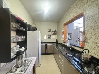 Foto de uma cozinha com armários e eletrodomésticos em Lajeado.
