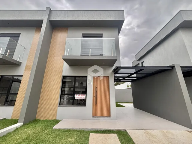 Fachada moderna de uma residência com varanda em Lajeado, Brasil.